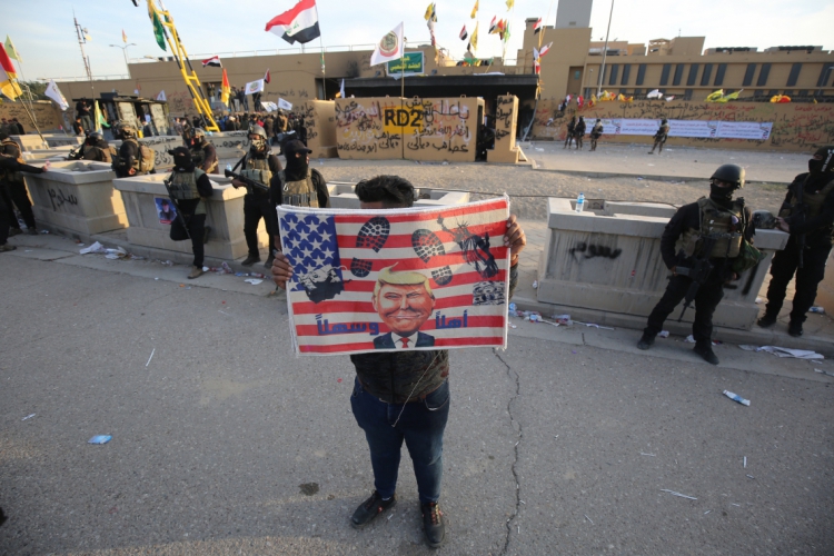 1 de janeiro de 2020, Apoiadores e membros da força paramilitar Hashed al-Shaabi, atacam a embaixada americana no iraque, na capital Bagdá. (Foto: AHMAD AL-RUBAYE / AFP)