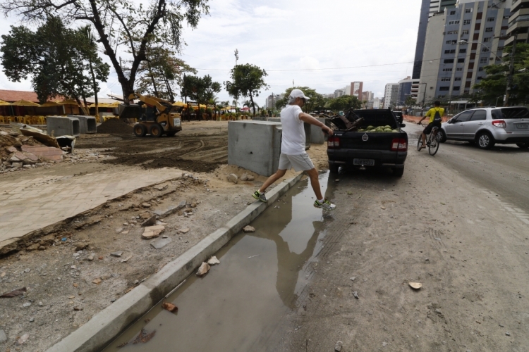 FORTALEZA, CE, BRASIL, 08-01-2020: Obra da avenida Beira, causa trnstorno ao trânsiro e as pessoas. (Foto: Mauri Melo/O POVO).