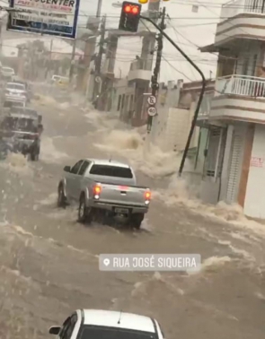 Cidade registrou pontos de alagamento e problemas no trânsito nesta quinta-feira, 9