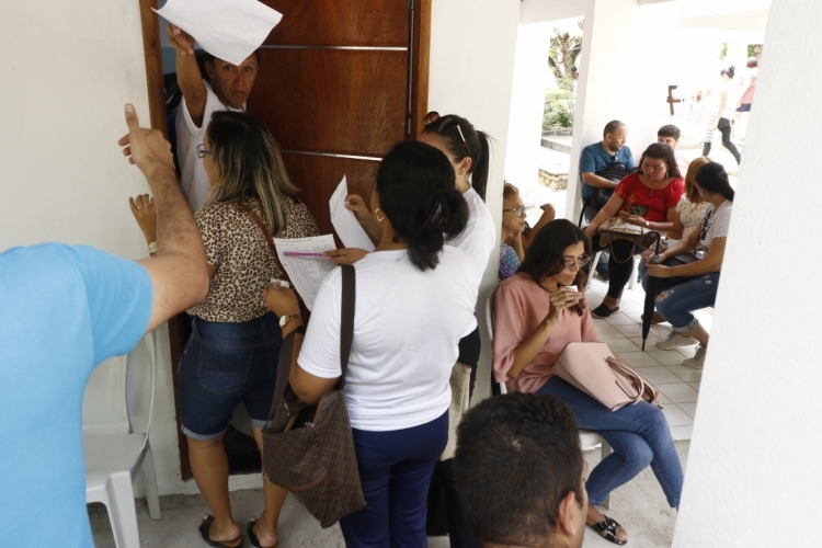 Professores concursados da Prefeitura de Fortaleza esperam ser atendidos na sede do Imparh, na  avenida João Pessoa. (Foto: Mauri Melo/O POVO). 