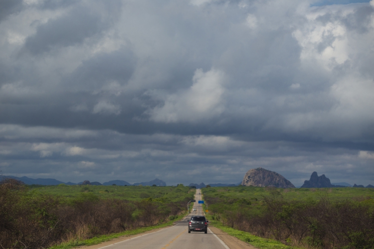 QUIXADA, CE, BRASIL, 11-01-2020: Ceu nublado na estrada indo para Quixada. Profetas da Chuva, evento realizado em Quixada, para falar sobre o inverno no Ceara. (Foto: Aurelio Alves/O POVO).