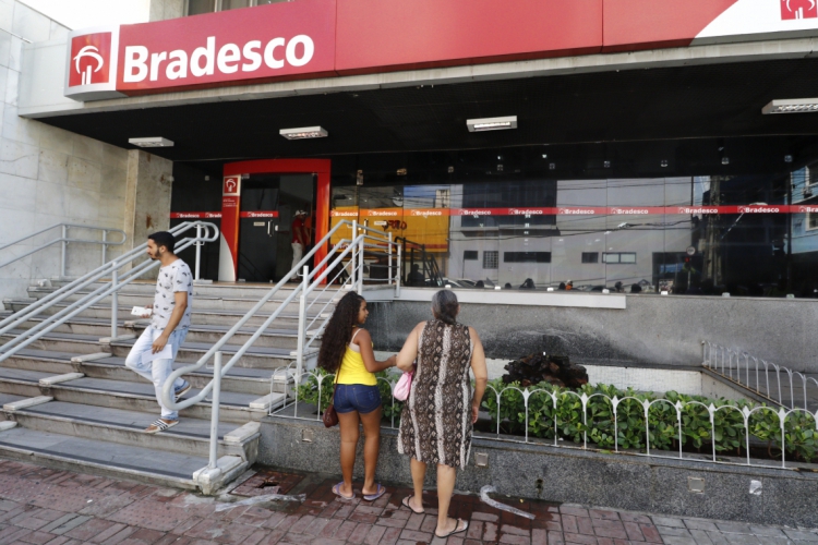 FORTALEZA, CE, BRASIL, 14-01-2020: Fotos de movimentação de agência de banco Bradesco