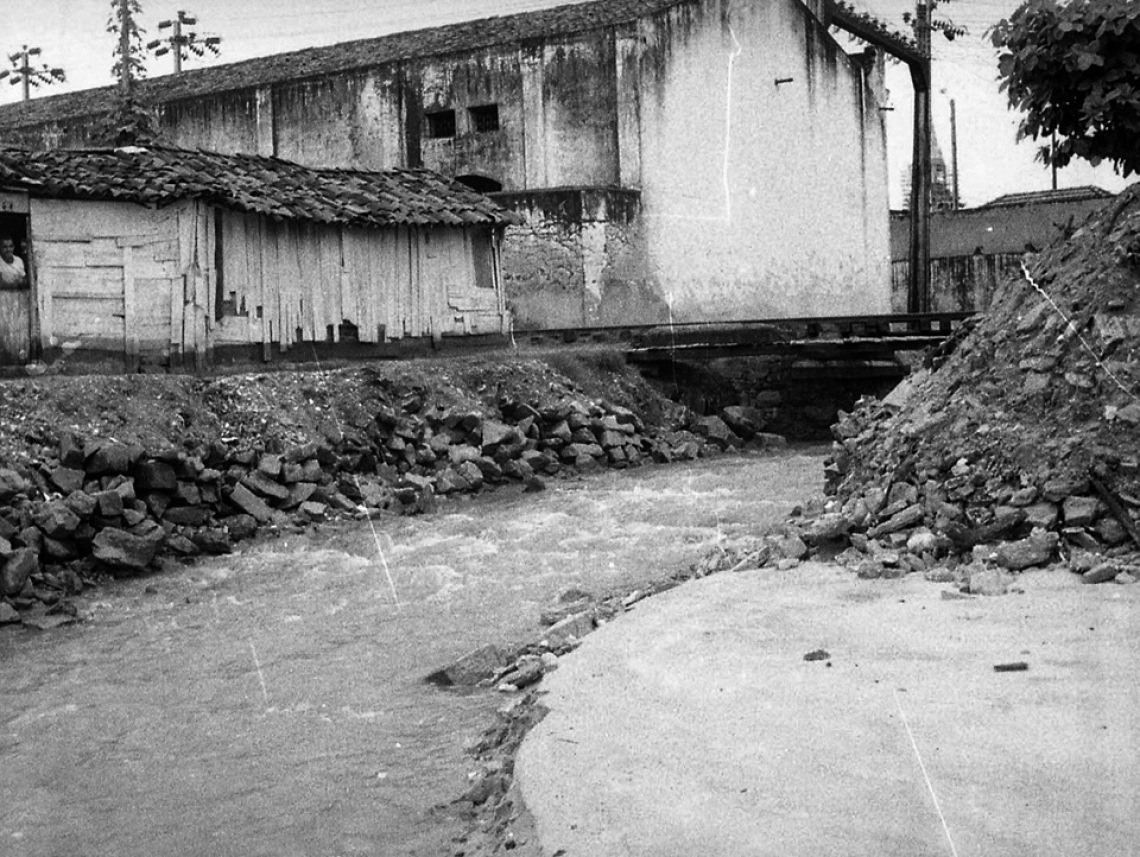 Área do riacho que hoje corresponderia à região próxima ao Mucuripe Moda Center, na Travessa Icó, no Centro. Foto de 1974.