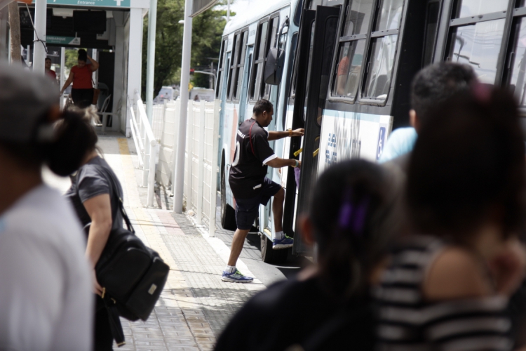 Tanto a população de alta quanto a de baixa renda gastam, em média, pouco mais de cinco minutos no deslocamento de casa até a escola de ensino médio mais próxima em Fortaleza, aponta a pesquisa