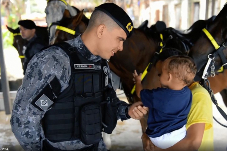 Um dos policiais que se destacaram foi o cabo Roger, que salvou uma criança que estava engasgada 