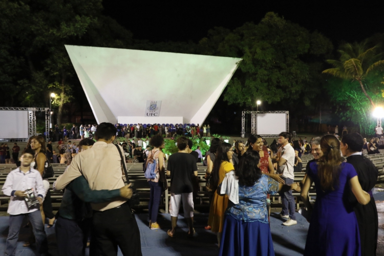 FORTALEZA, CE, BRASIL, 16-01-2020: Colação de Grau é marcada por protestos contra novo reitor da UFC,Cândido Albuquerque. Fortaleza, Ceará.(Foto:BÁRBARA MOIRA/O POVO)