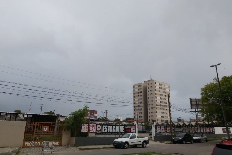 Céu nublado visto a partir do bairro José Bonifácio, em Fortaleza, na manhã desta sexta-feira, 17