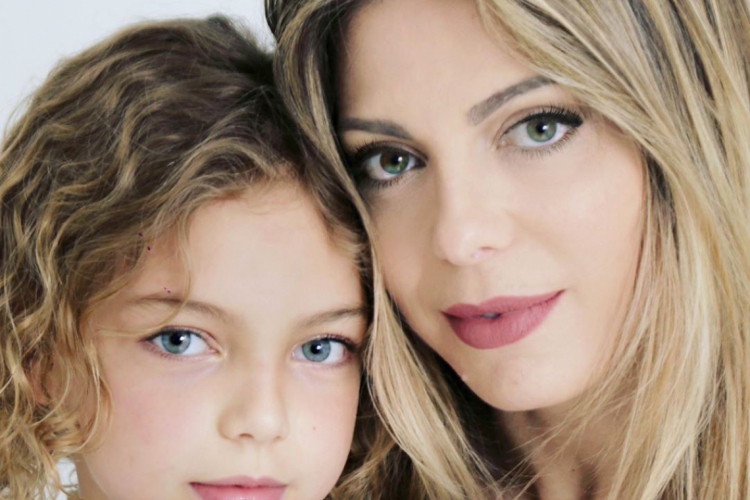 Sheila Mello publica foto ao lado da filha Brenda e as duas chamam atenção pela semelhança .