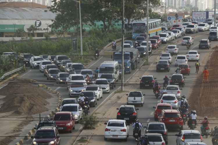 ￼avenida Alberto Craveiro, no bairro Dias Macedo, está interditada para obras de drenagem e pavimentação