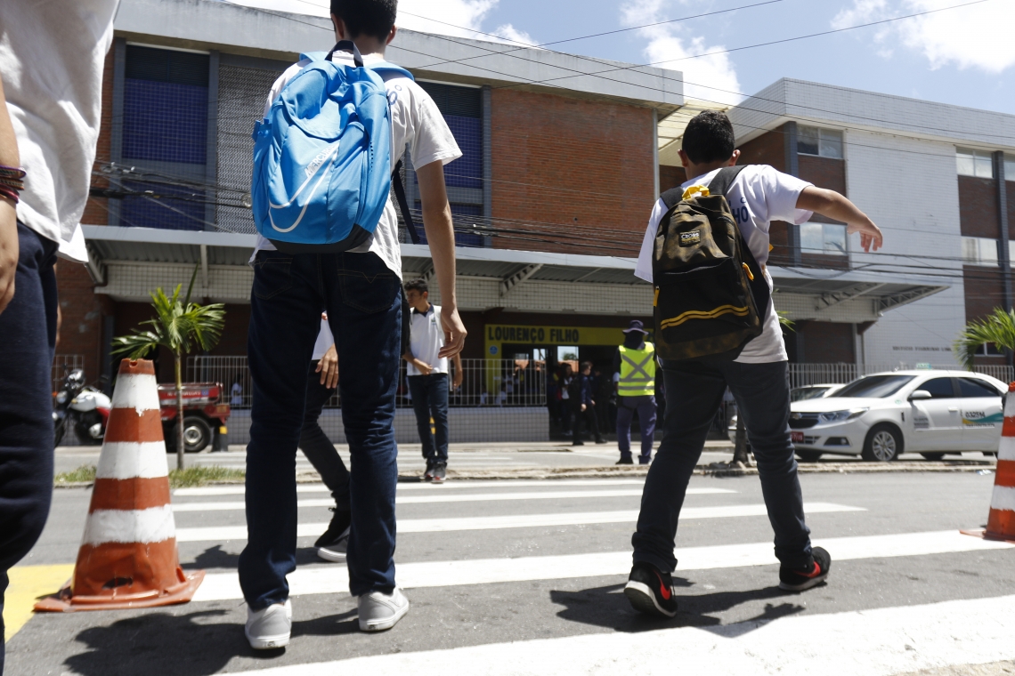 Observar o peso da mochila é importante pra evitar problemas de saúde