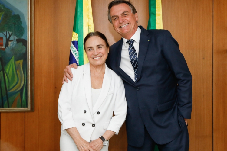 Encontro com Regina Duarte, com o presidente Jair Bolsonaro. A atriz criticou alguns colegas de profissão que leram a Carta Pela Democracia e afirmou que Bolsonaro é um "exemplo de democracia para o mundo todo".