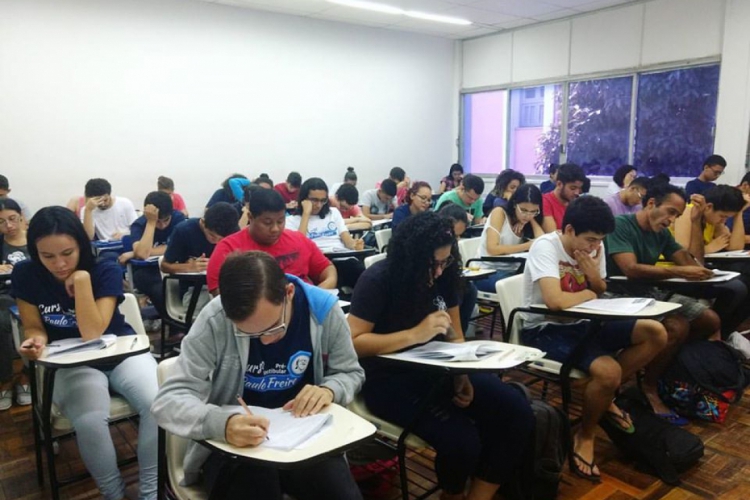 Estudantes do cursinho Paulo Freire participam de simulado em Fortaleza