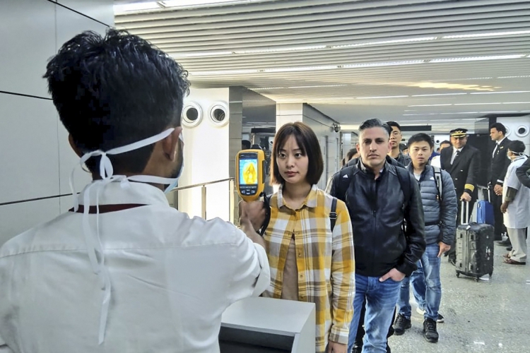 Aeroportos estão realizando triagens para identificar possíveis passageiros contaminados com o vírus.