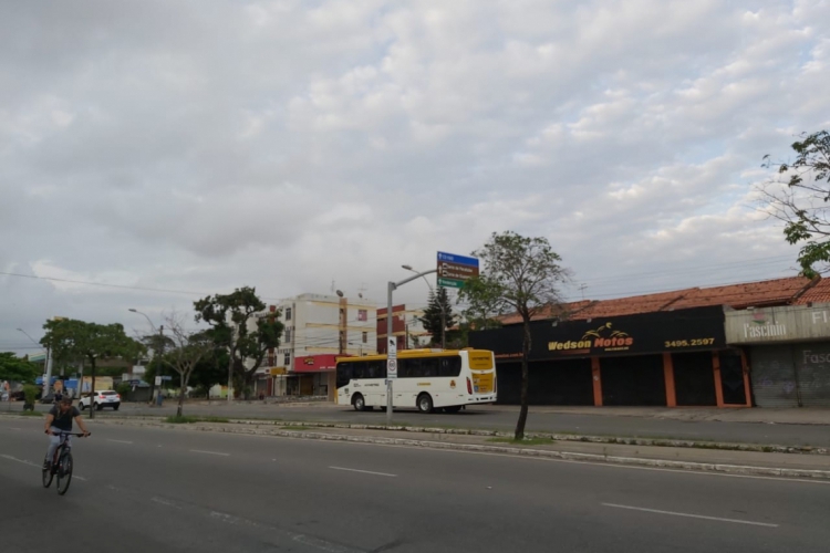 Céu nublado visto da avenida Godofredo Maciel, na Parangaba, por volta das 6 horas da manhã desta sexta-feira, 24