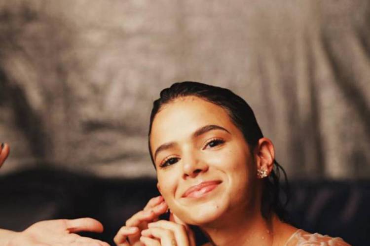 Longa-metragem com Bruna Marquezine ganha 1º trailer e filme tem estreia para março.
