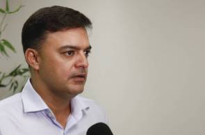 FORTALEZA, CE, BRASIL 29-01-2020: Fernando Matos Santana, 39, Deputado Estadual do Ceará na  coletiva de imprensa com José Sarto Nogueira Moreira, 60, Deputado Estadual pelo Partido Democrático Trabalhista - PDT fala sobre o lançamento do Segundo Festival de Música da Assembléia Legislativa do Ceará (Foto: Sandro Valentim/O POVO).