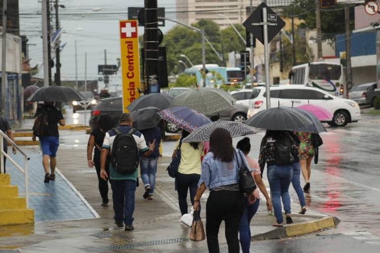 FORTALEZA, CE, BRASIL, 31-01-2020: Pedestres em chuva forte. Fortes chuvas em Fortaleza. (Sandro Valentim/O POVO)