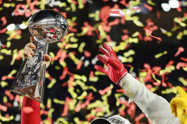 Patrick Mahomes, MVP do Super Bowl 54, levanta a taça de campeão da NFL