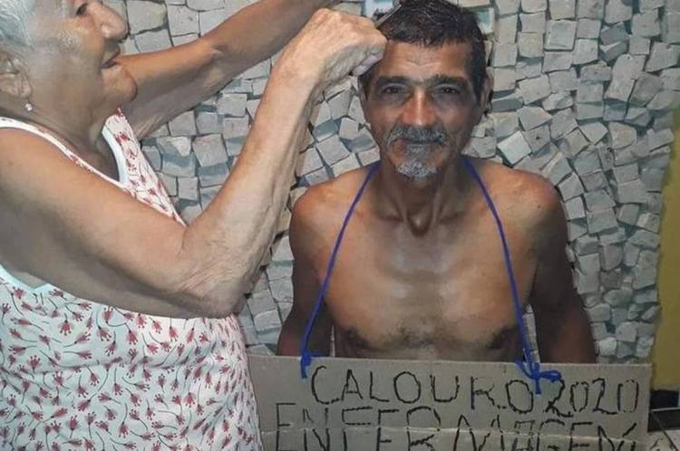 Alcyr teve o cabelo cortado pela mãe de 90 anos