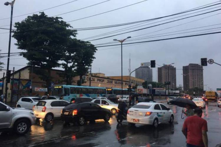 Semáforos ficaram sem funcionar durante a chuva desta noite