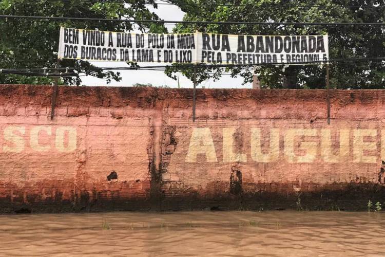 Rua Francisco Glicério, na Maraponga, é cenário constante de alagamento. Faixa destaca 