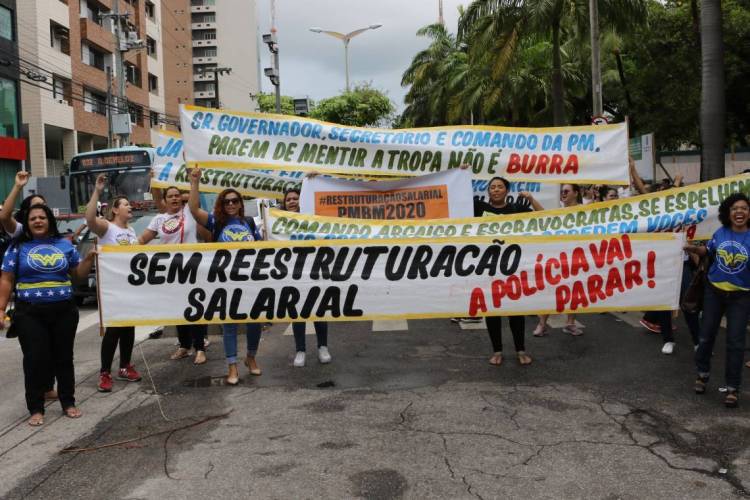 Policiais militares e bombeiros do Ceará ameaçam entrar em greve durante protesto na Assembleia Legislativa