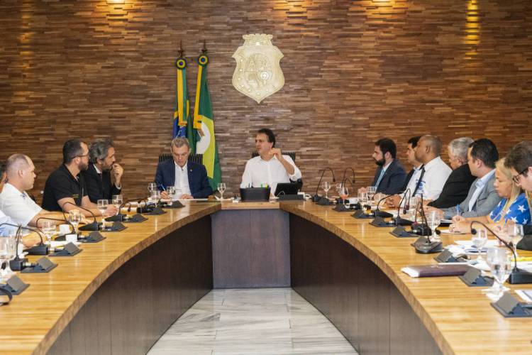 ￼REUNIÃO de Camilo com deputados e secretário no Abolição durou quase duas horas