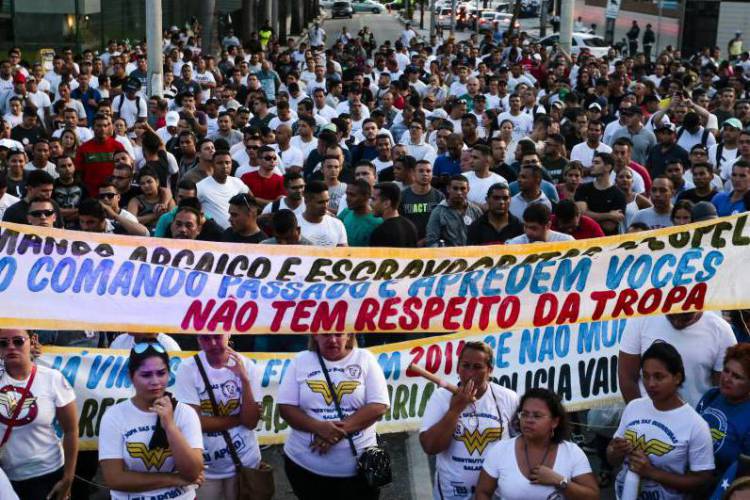 FORTALEZA, CE, BRASIL, 06-02-2020: Manifestação de policiais e bombeiros militares contra a proposta de reajuste de salário do governo Camilo Santana. Mais de 3 manifestantes ocuparam a Avenida Desembargador Moreira, em frente à Assembleia Legislativa do Ceará.. (Foto: Aurelio Alves/O POVO).