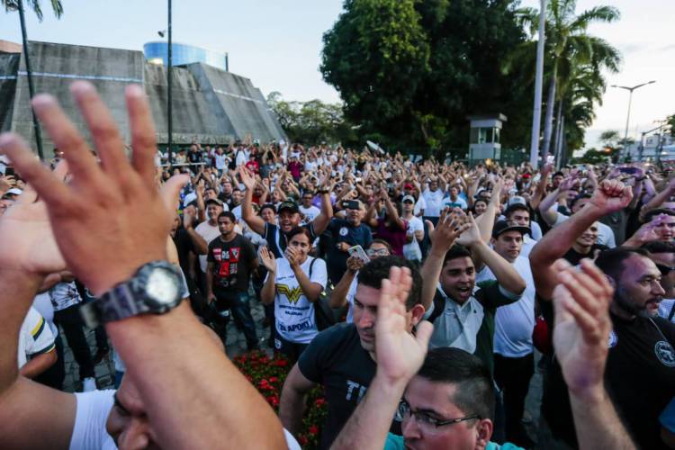 FORTALEZA, CE, BRASIL, 06-02-2020: Manifestação de policiais e bombeiros militares contra a proposta de reajuste de salário do governo Camilo Santana. Mais de 3 manifestantes ocuparam a Avenida Desembargador Moreira, em frente à Assembleia Legislativa do Ceará.. (Foto: Aurelio Alves/O POVO).