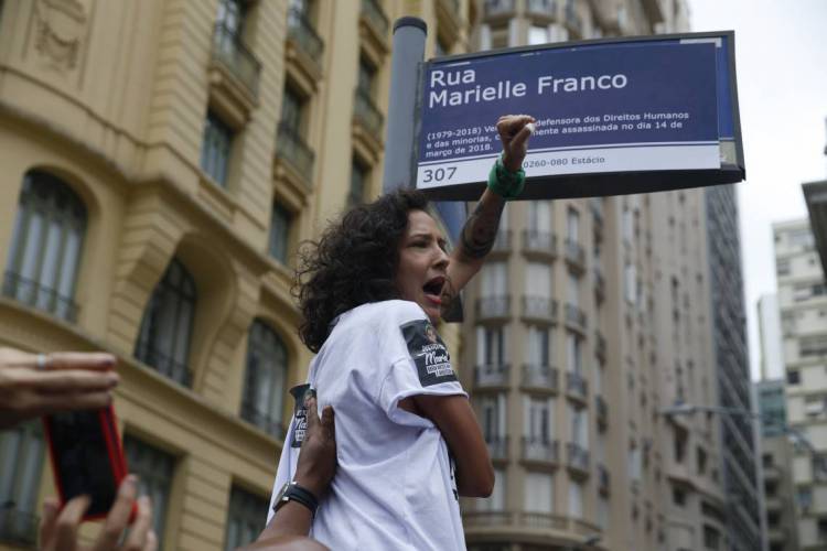 A viúva Mônica Benício com uma réplica de placa de Marielle Franco, em frente à Câmara Municipal do Rio de Janeiro, na Cinelândia