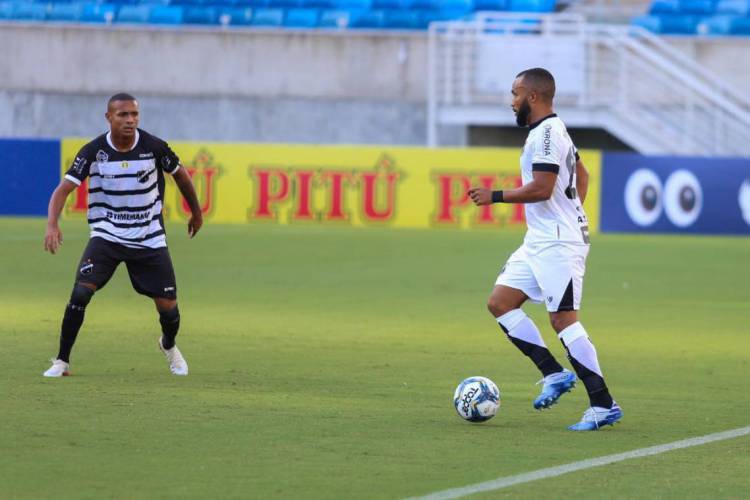 Samuel Xavier, do Ceará, domina a bola diante do ABC
