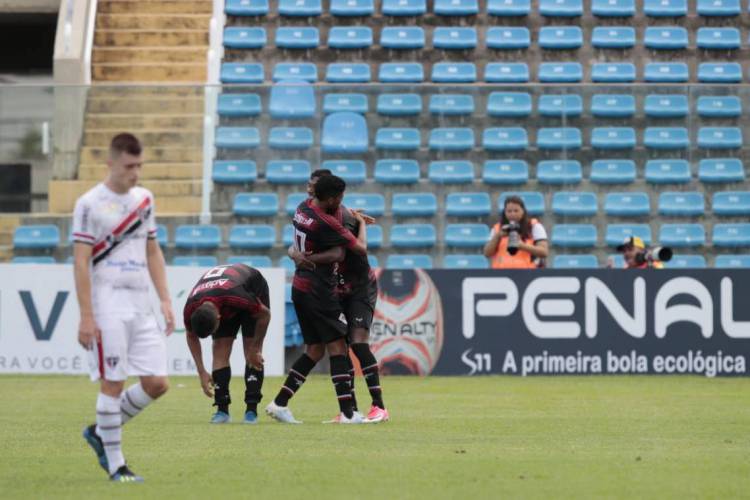 Atletas do Atlético-CE comemoram um dos gols sobre o Ferroviário