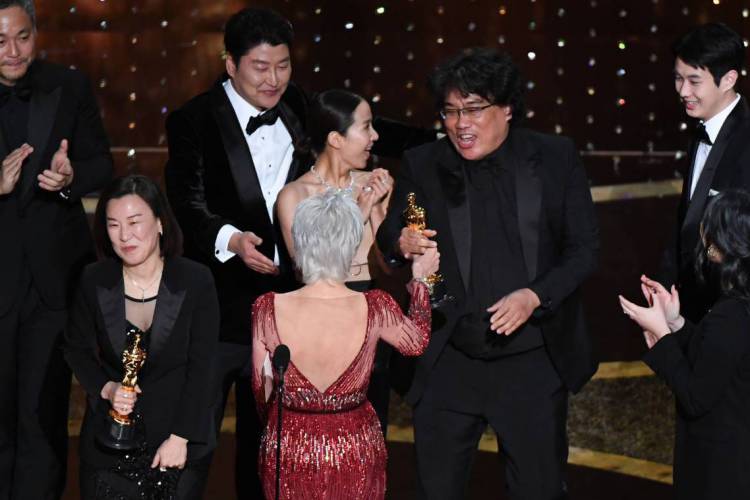 Bong Joon-ho recebe o Oscar de Melhor Filme das mãos de Jane Fonda