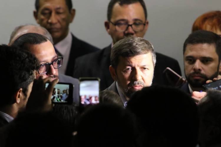 FORTALEZA, CE, BRASIL, 13.02.2020: André Costa, secretario de segurança e Elcio Batista, chefe da casa civil e Julio Cesar Filho, deputado e lider do governo. reunião à portas fechadas na assembleia legislativa para deliberação de acordo salarial de bombeiros e policiais militares.  (Fotos: Fabio Lima/O POVO)