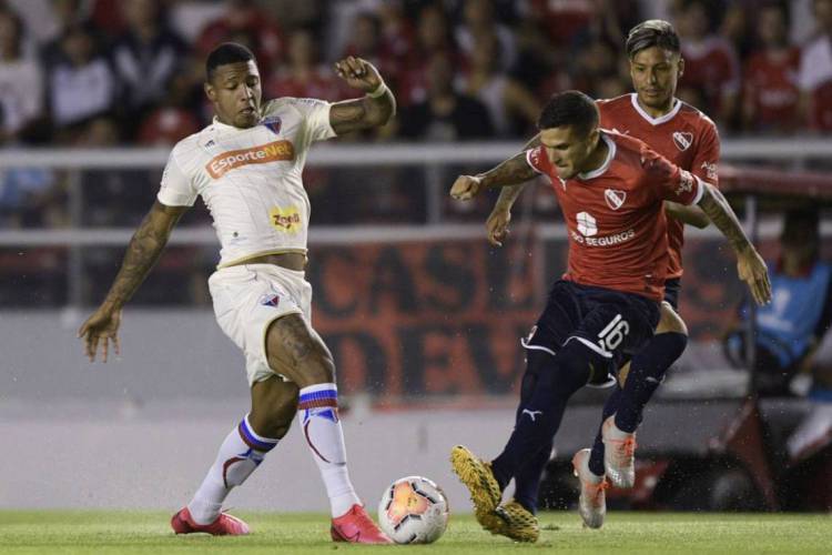 Independiente e Fortaleza se enfrentaram em Buenos Aires no jogo da ida pela Sul-Americana