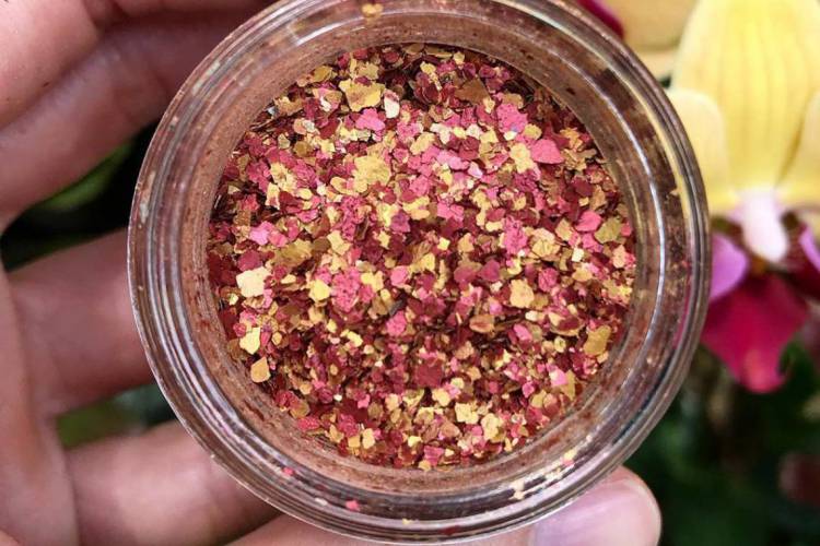 O glitter da marca Pura BioGlitter é feita de algas marinhas