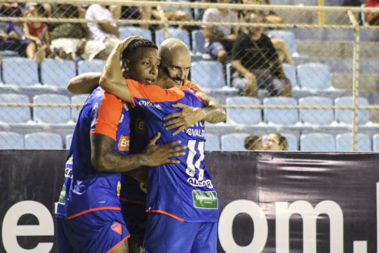 David (à esquerda) marcou o primeiro gol do Fortaleza sobre o Náutico