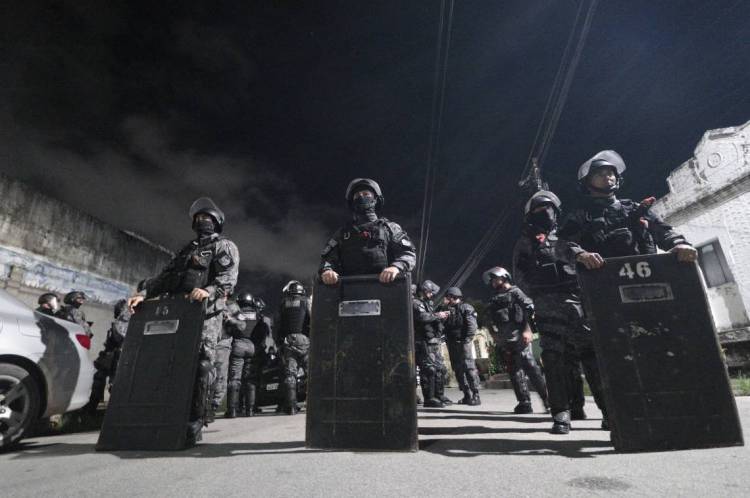 FORTALEZA - CE, BRASIL, 18-02-2020: Policias e esposas amotinaram-se em frente ao 18 º batalhão da Polícia Militar no bairro de Antônio Bezerra dando indicativo de greve da categoria. (Foto: Júlio Caesar / O Povo).