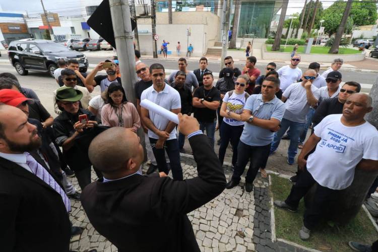 Soldado Noelio, deputado. Protesto de policiais e bombeiros na Assembleia