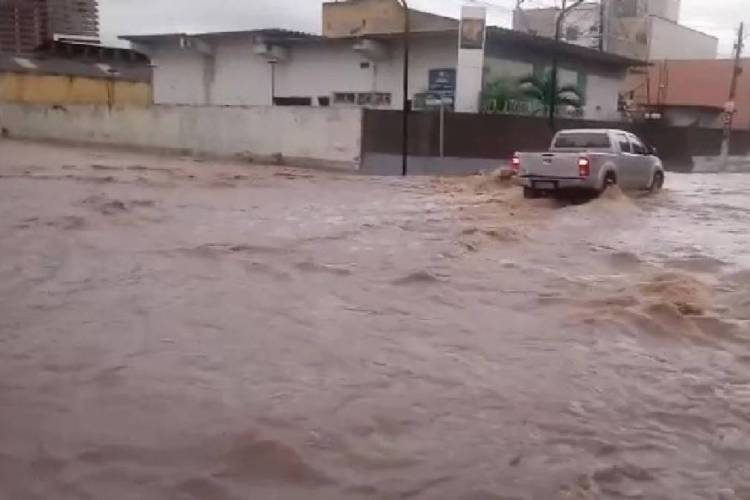 Chuva provoca alagamento na rua Tristão Gonçalves no centro do município de Crato