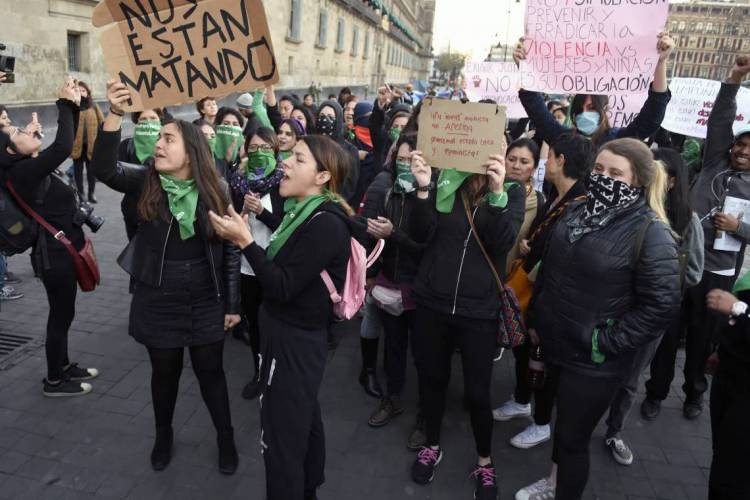 Manifestantes se reúnem do lado de fora do Palácio Nacional, na Cidade do México, em 18 de fevereiro de 2020, para protestar contra a violência de gênero.