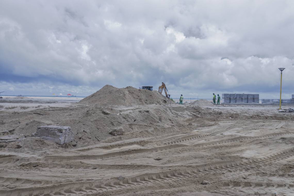 FORTALEZA, CE, BRASIL, 18-02-2020: Impacto das obras pela cidade nos comércios. Obras da Av. Beira Mar (Foto: Thais Mesquita/O POVO) (Foto: Thais Mesquita)