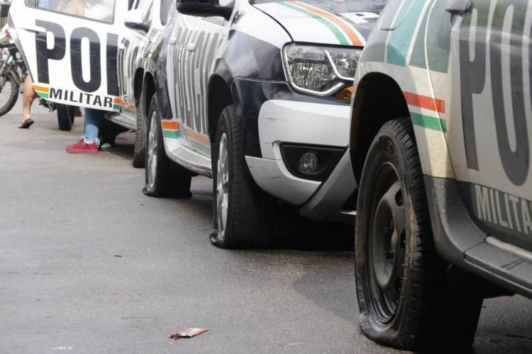 18º Batalhão da PM em Antonio Bezerra. Viaturas da Polícia têm pneus furados