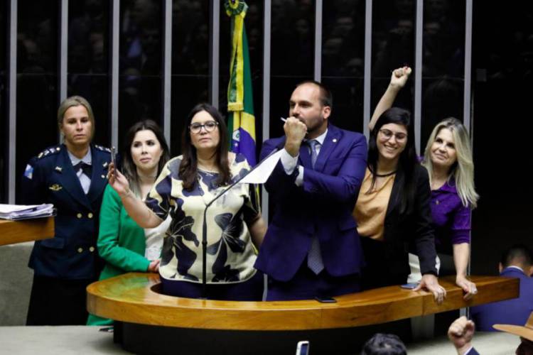 Deputado insulta parlamentares e mostra uma 