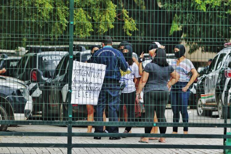 Companheiras de policiais ocupam 16º Batalhão de Polícia Militar, na Messejana