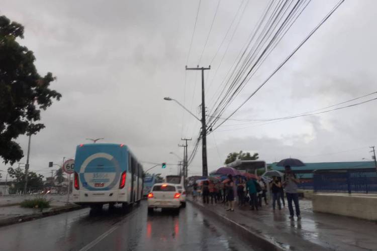 Ônibus circulando nas avenidas Bezerra de Menezes e Mistar Hull