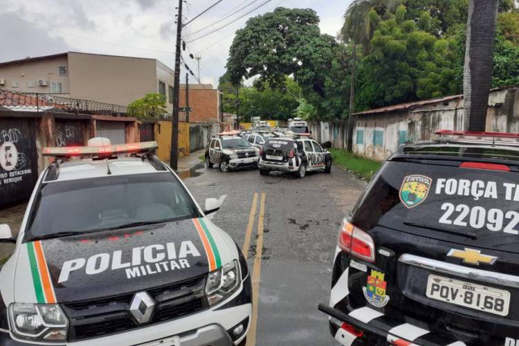 Viaturas paradas em frente ao 18º Batalhão