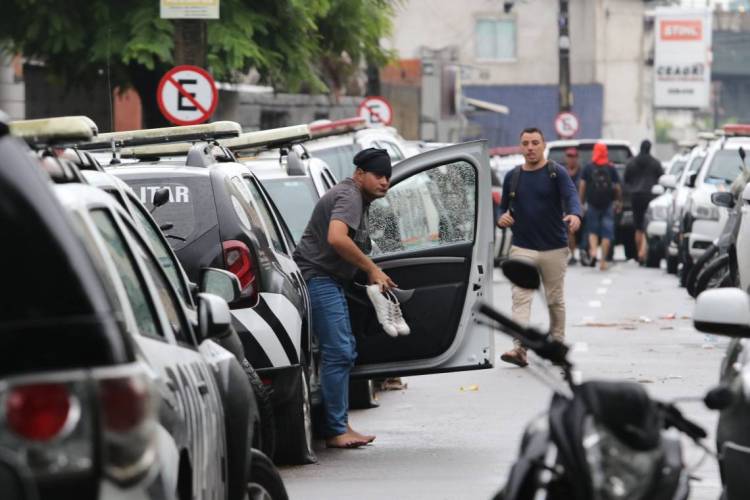 FORTALEZA, CE, BRASIL, 20.02.2020: Policiais continuam amotinados no 18 batalhão militar no bairro Antonio Bezerra.  (Fotos: Fabio Lima/O POVO)