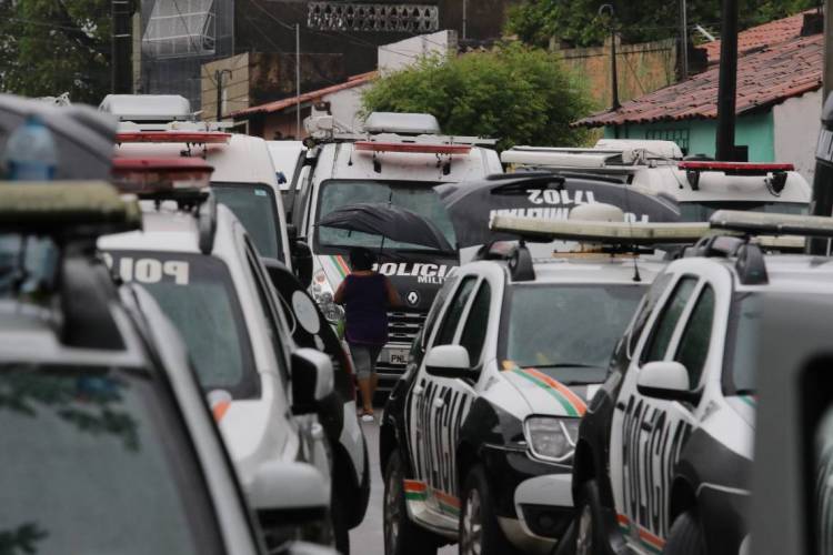 Policiais amotinados no 18º Batalhão Militar no bairro Antonio Bezerra