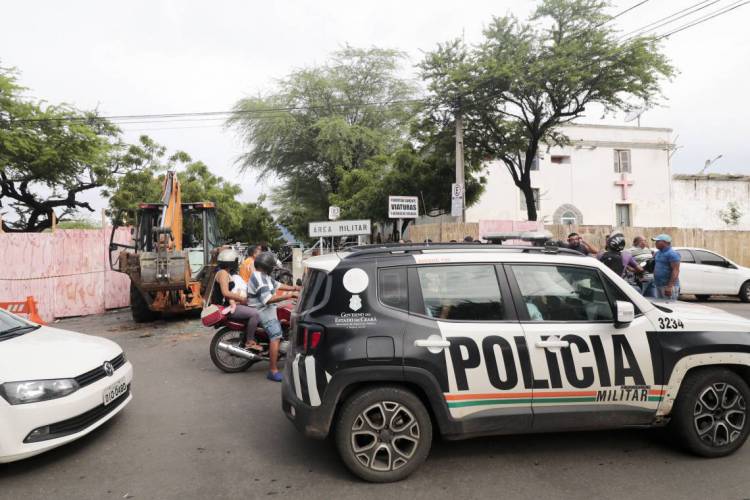 SOBRAL - CE, BRASIL, 20-02-2020: Retroescavadeira utilizada pelo senador licenciado Cid Ferreira Gomes para tentar adentrar 3o batalhão da polícia Militar de Sobral ainda encontrava-se no mesmo local na manhã do dia 20 de fevereiro atraindo curiosos. Cid Ferreira Gomes foi atingido por dois projéteis de .40 durante a greve dos Policiais militares.  (Foto: Júlio Caesar / O Povo)